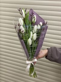 Тюльпаны с лимониумом